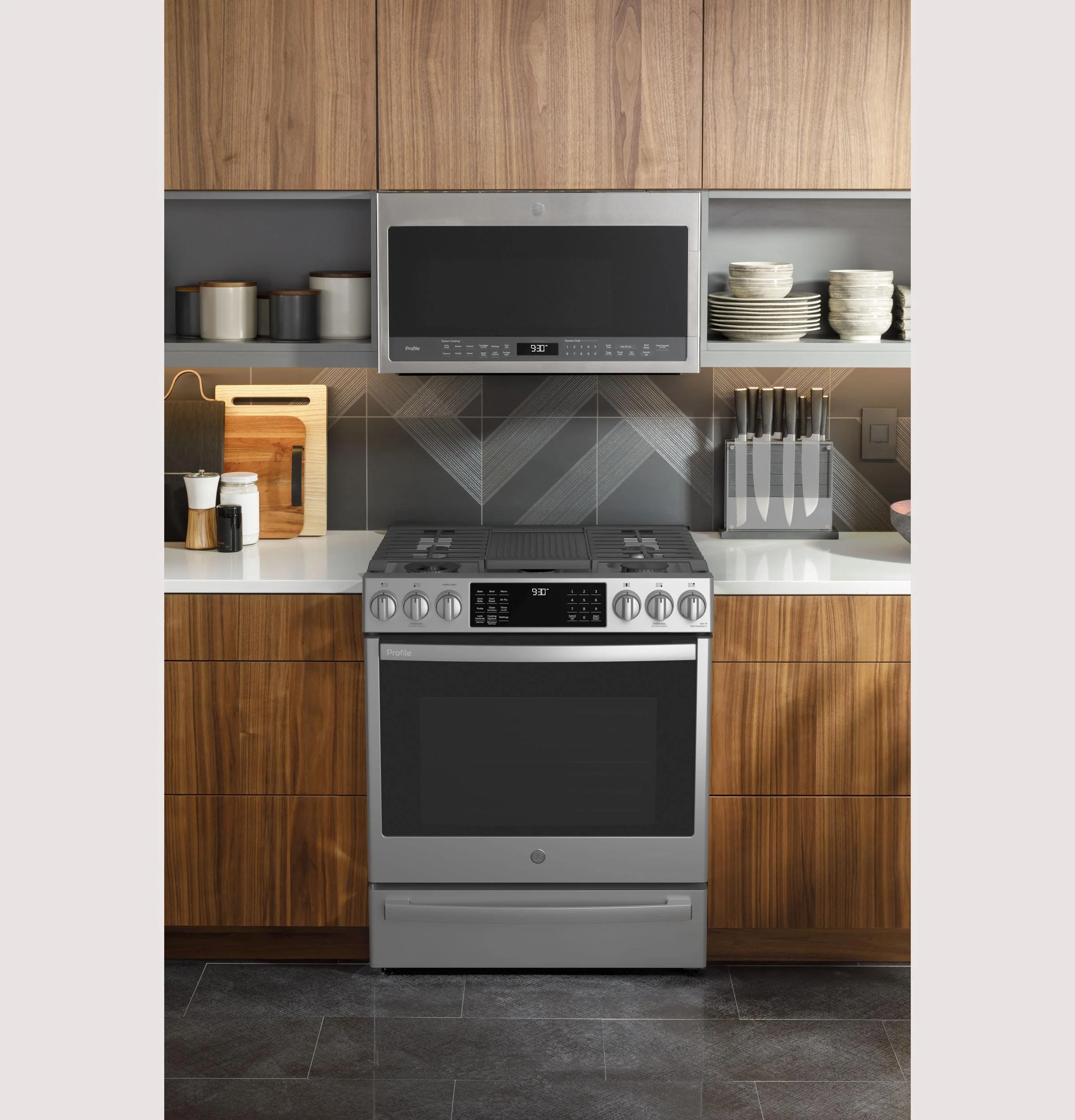 GE APPLIANCES P2S930YPFS GE Profile™ 30" Smart Dual Fuel Slide-In Front-Control Fingerprint Resistant Range in Stainless Steel - Image 7