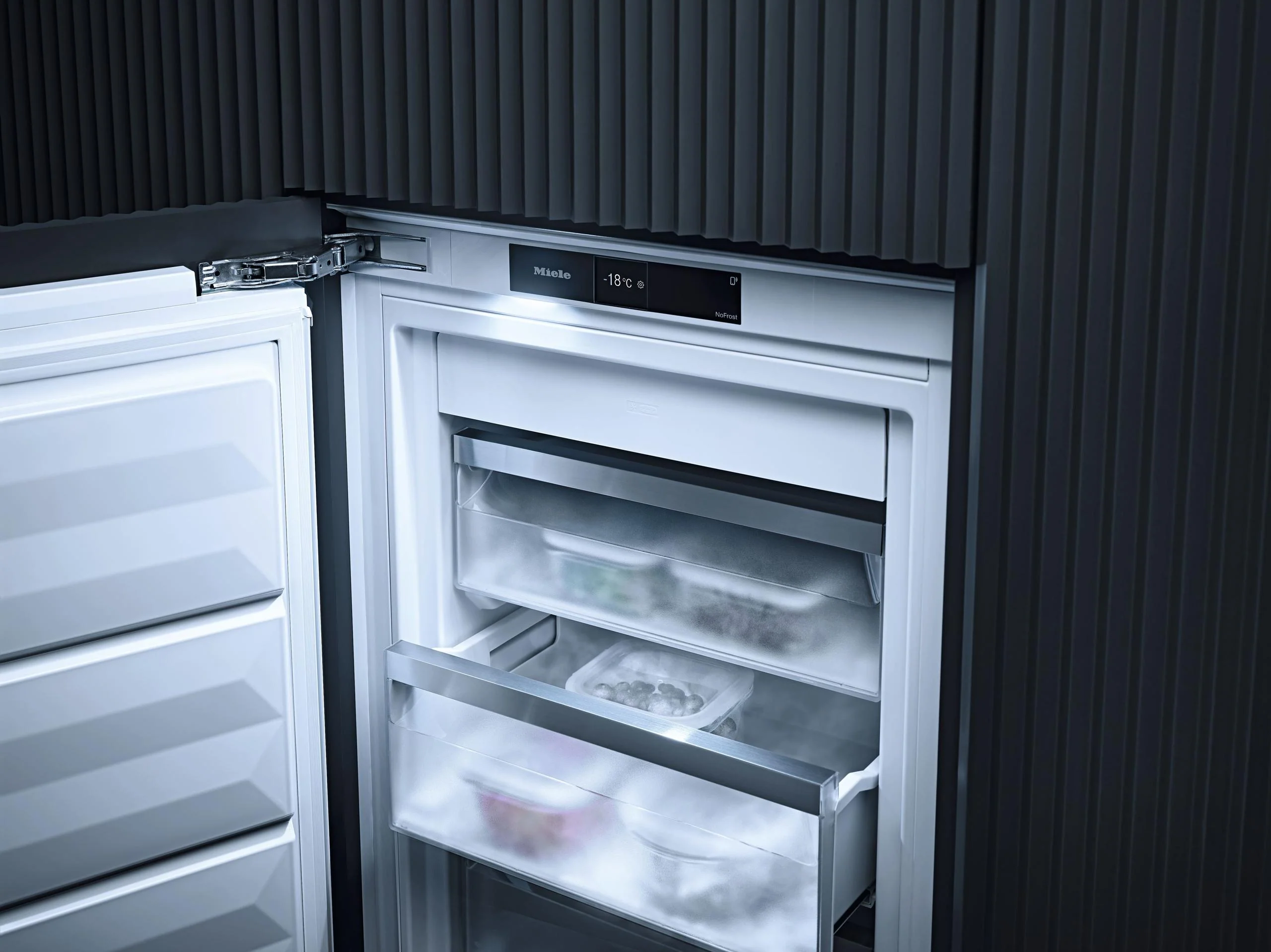 MIELE FNS7794E FNS 7794 E - PerfectCool freezer with NoFrost and 8 freezer drawers on telescopic runners for max. convenience. - Image 4