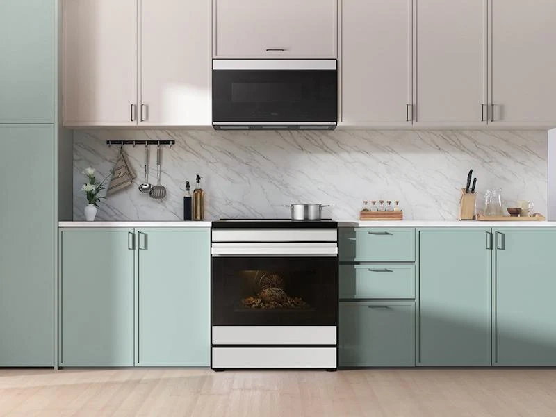 SAMSUNG NSI6DB950012 Bespoke 6.3 cu. ft. Smart Slide-In Induction Range with Ambient Edge Lighting™ & Air Sous Vide in White Glass White - Image 9